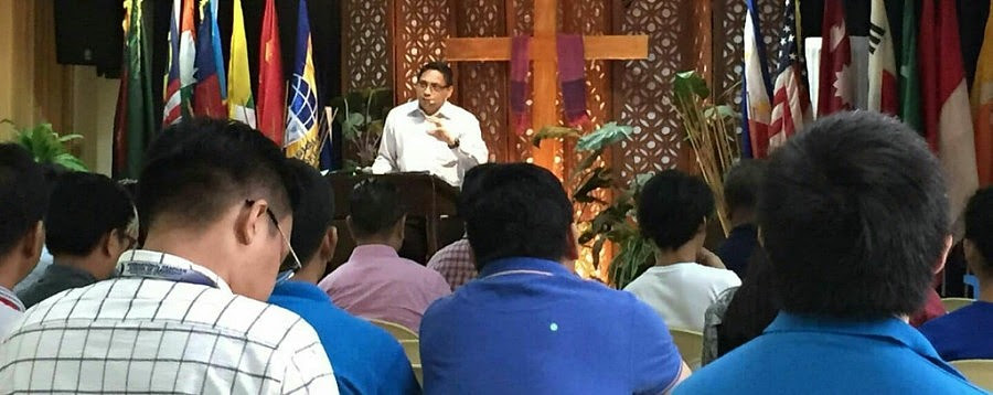Ptr. Michael Cariño giving a lecture on the rationality of faith at IGSL.